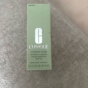 Clinique Moisture Surge Sheertint Hydrator SPF 25